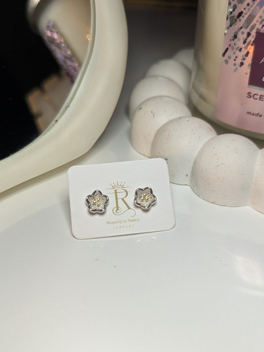 Flower stud earrings