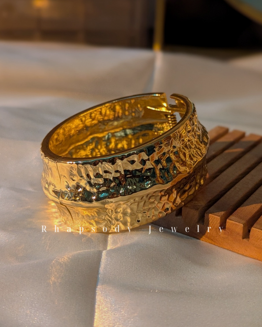 Chunky cuff (embossed)